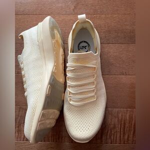 VEUC- APL women’s techloom breeze size 8